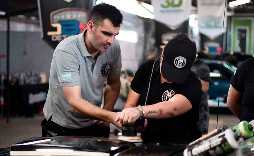 Clase de car detailing en Blue Escuela: corrección de pintura guiada a un alumno