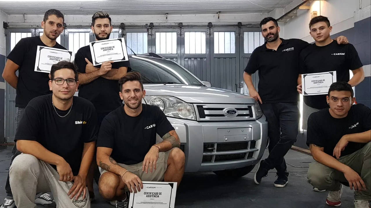 Otra camada de egresados con su certificado.