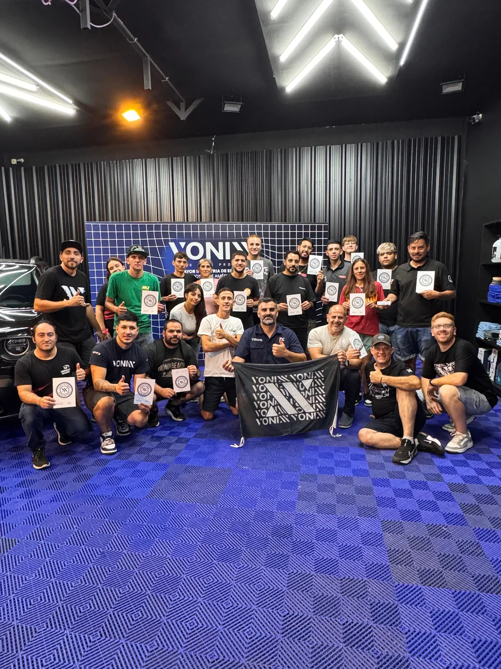 Egresados de Blue Escuela con sus diplomas y la bandera Vonixx