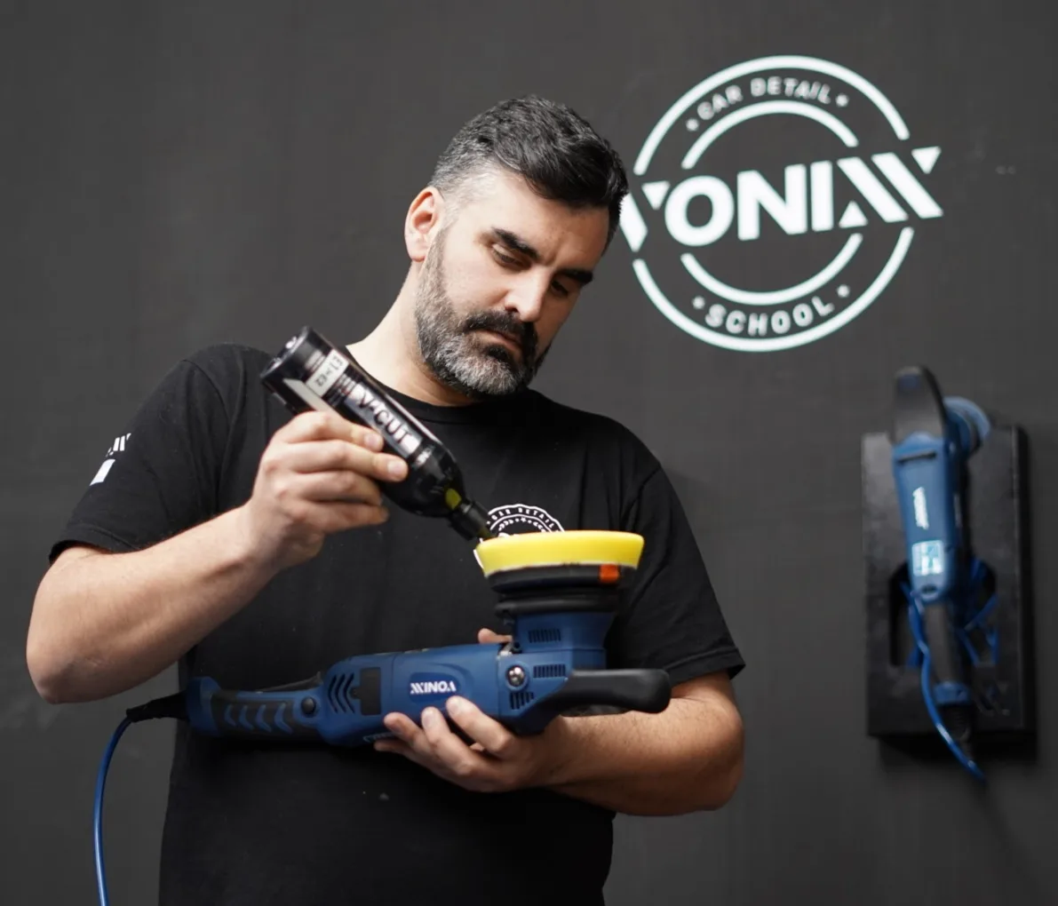 Preparando la pulidora con compuesto de corte V-CUT: el primer paso de una corrección.